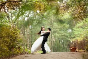 Pour un mariage éco-responsable, deux mariés qui se font un câlin dans la nature
