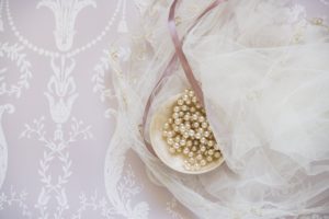 Pour les noces de perles une photo de perles posées sur un voile