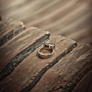 Deux alliances posées sur du bois pour représenter les noces de bois et les bois de Grasse