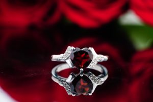 Bague avec un rubis dessus pour représenter les noces de rubis