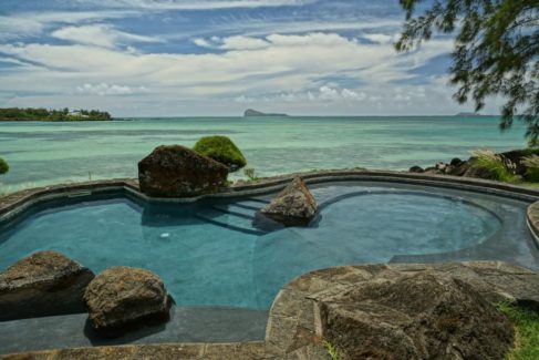 Sur l'île Maurice, vue sur la mer depuis une piscine.