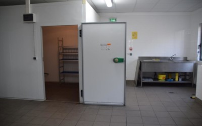 chambre froide, plonge dans cuisine professionnelle
