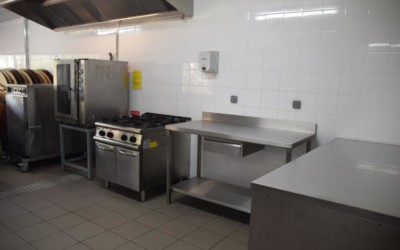 cuisine professionnelle : four, tables inox, étuve